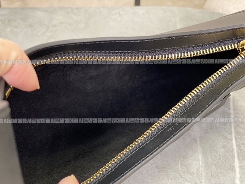 셀린느트리오페퀴르숄더백 20260304-174520-007루.jpg