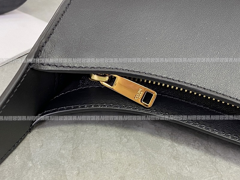 셀린느트리오페퀴르숄더백 20260304-174520-011루.jpg