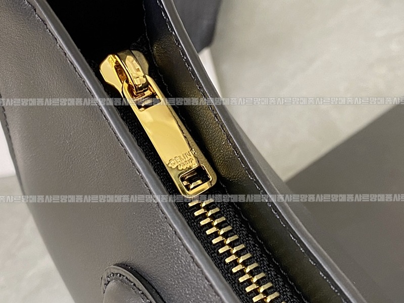 셀린느트리오페퀴르숄더백 20260304-174520-012루.jpg