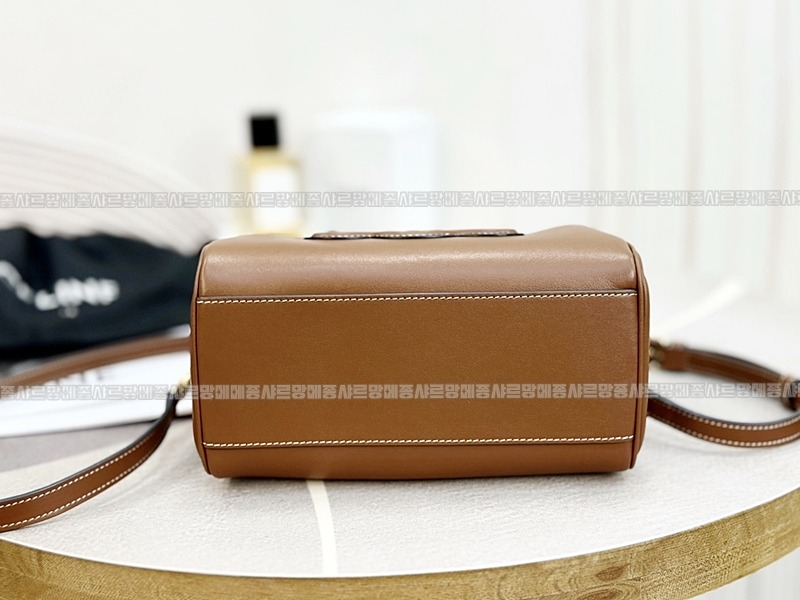 셀린느퀴르트리옹프스몰보스턴백  20260305-112156-009루.jpg