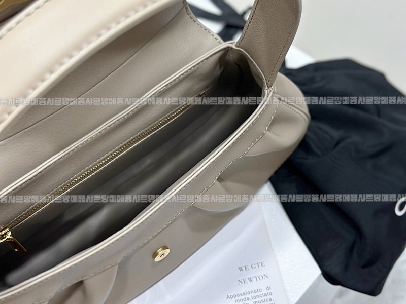 셀린느미디움폴리벡  20260305-143813-008루.jpg