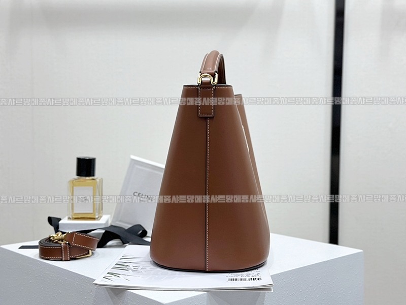 셀린느미디움루이스버킷백  20260305-160119-004루.jpg