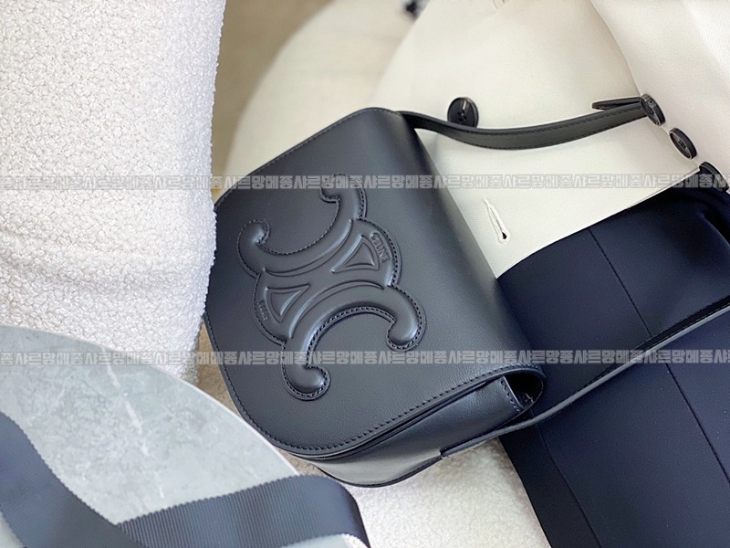 셀린느폴코퀴르트리오페크로스백 20260306-113103-001루.jpg