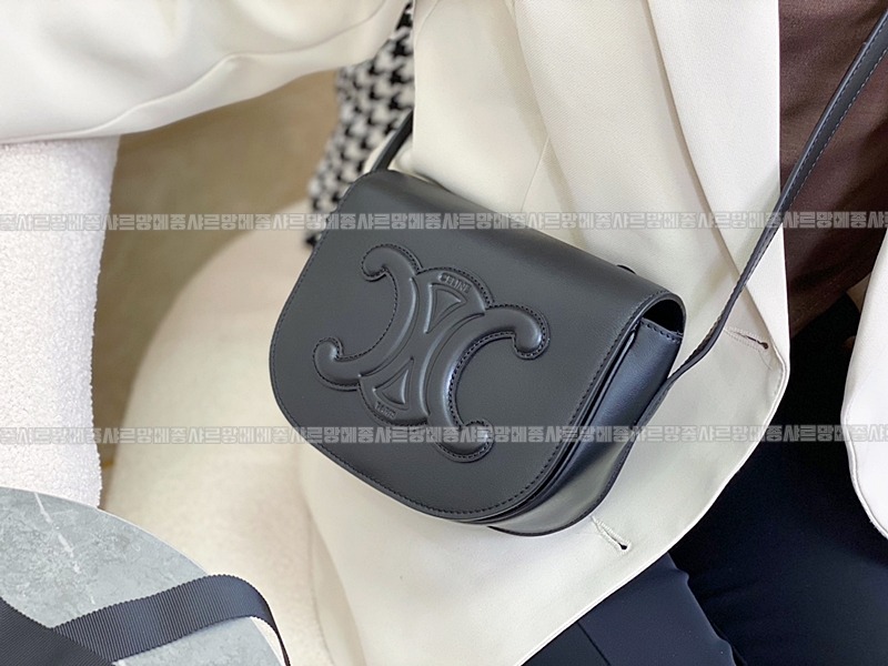 셀린느폴코퀴르트리오페크로스백 20260306-113103-005루.jpg