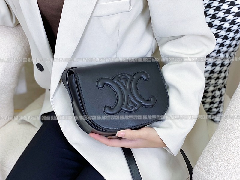 셀린느폴코퀴르트리오페크로스백 20260306-113103-008루.jpg