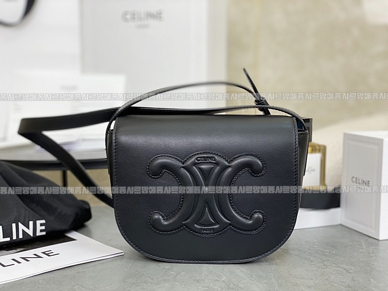 셀린느폴코퀴르트리오페크로스백 20260306-113103-009루.jpg