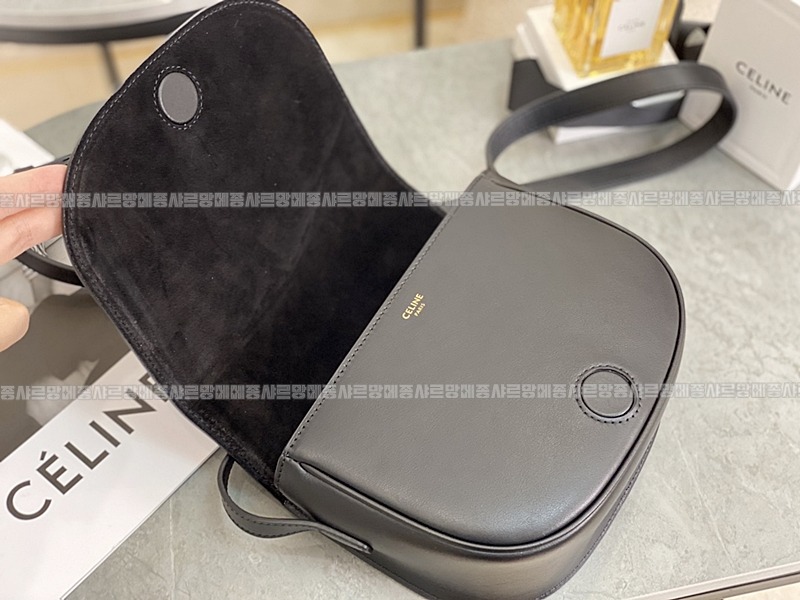 셀린느폴코퀴르트리오페크로스백 20260306-113104-012루.jpg