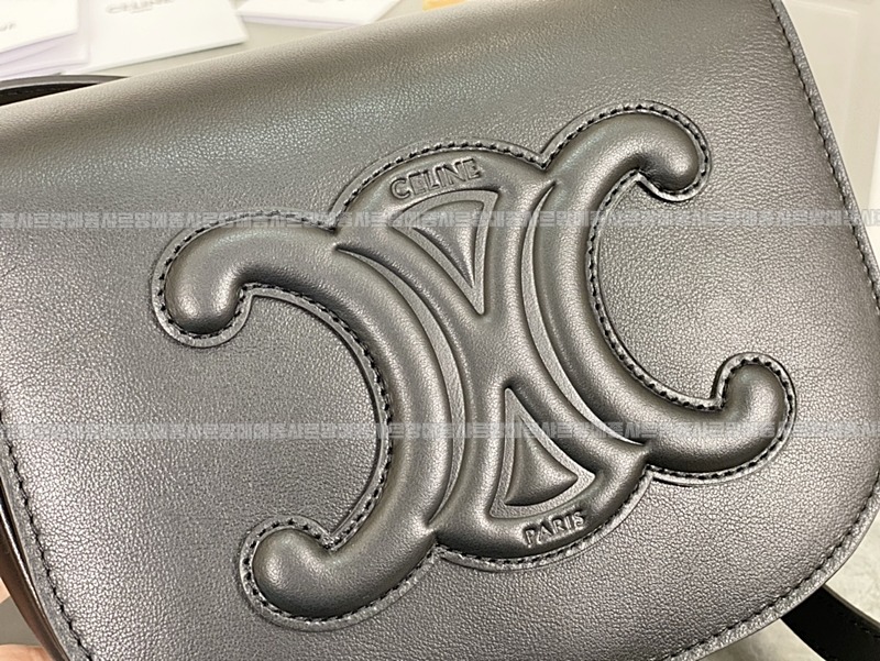 셀린느폴코퀴르트리오페크로스백 20260306-113104-013루.jpg