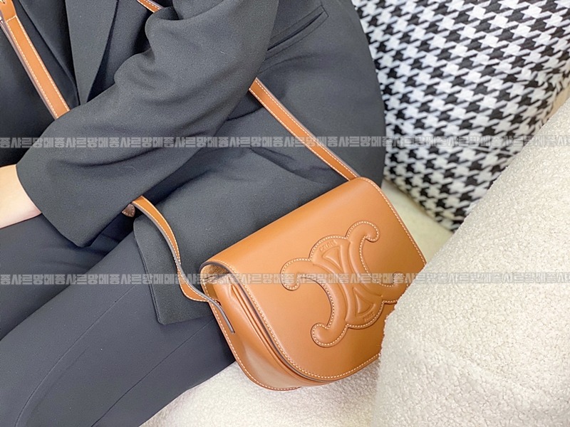 셀린느폴코퀴르트리오페크로스백 20260306-113501-017루.jpg