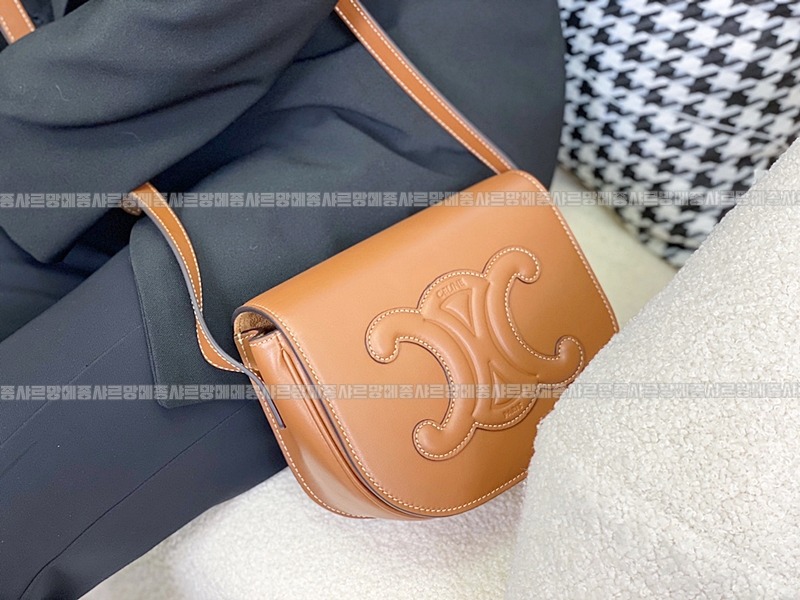 셀린느폴코퀴르트리오페크로스백 20260306-113501-018루.jpg