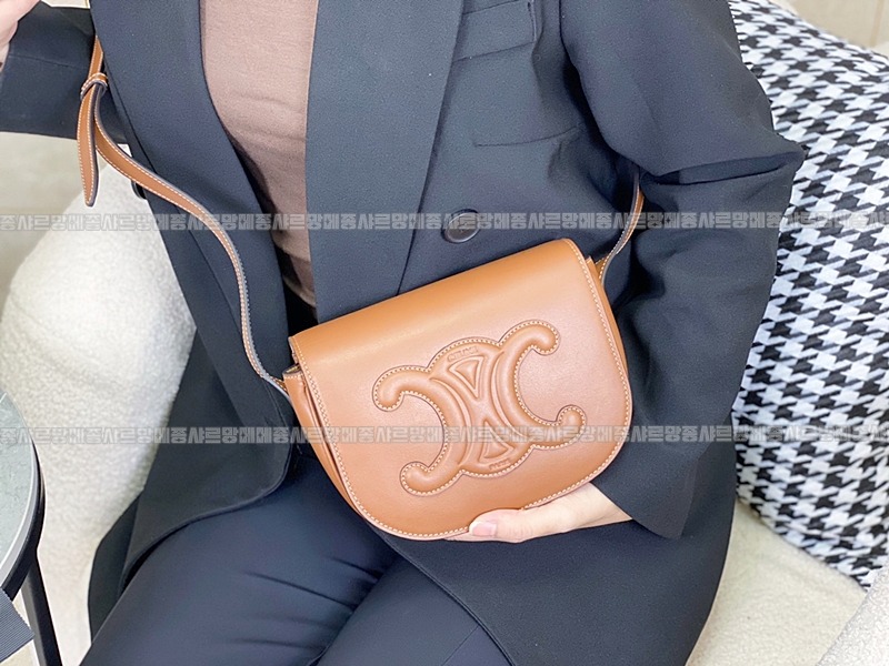 셀린느폴코퀴르트리오페크로스백 20260306-113502-021루.jpg