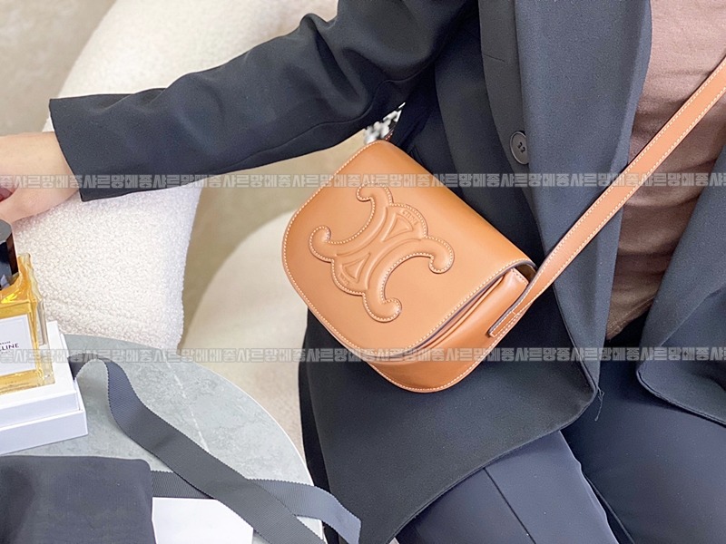 셀린느폴코퀴르트리오페크로스백 20260306-113502-022루.jpg