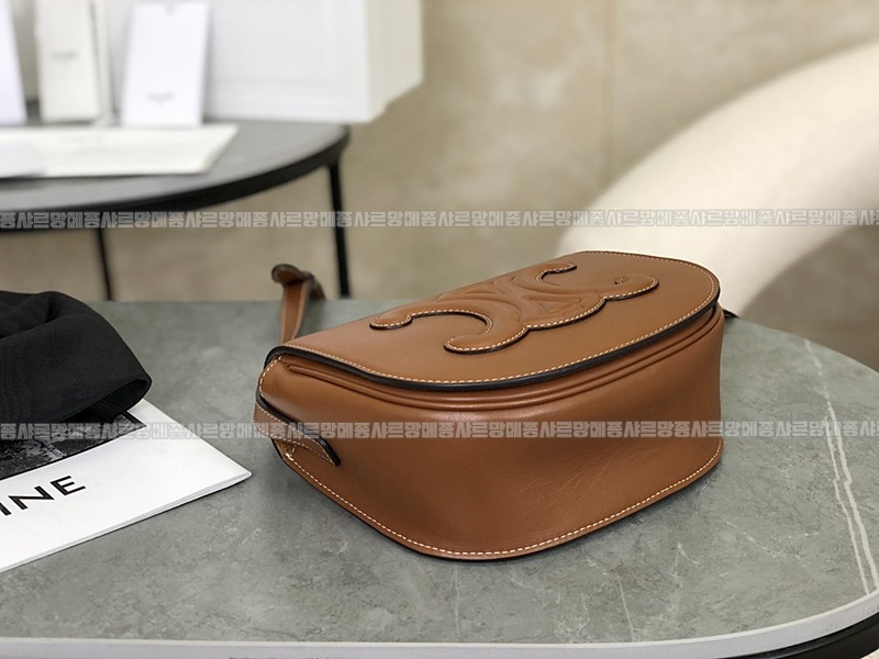 셀린느폴코퀴르트리오페크로스백 20260306-113459-004루.jpg