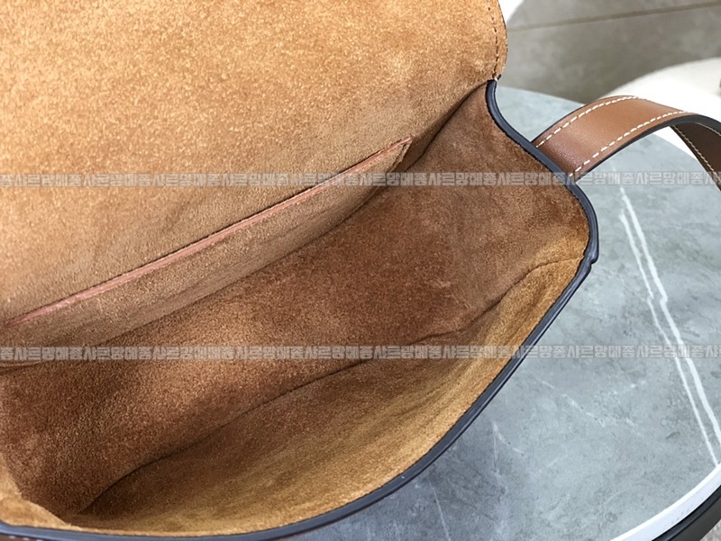 셀린느폴코퀴르트리오페크로스백 20260306-113500-007루.jpg