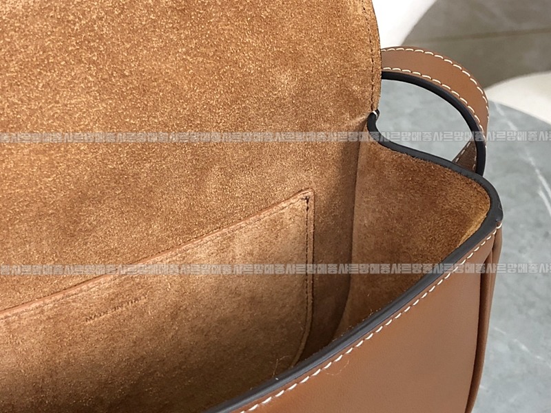 셀린느폴코퀴르트리오페크로스백 20260306-113500-008루.jpg