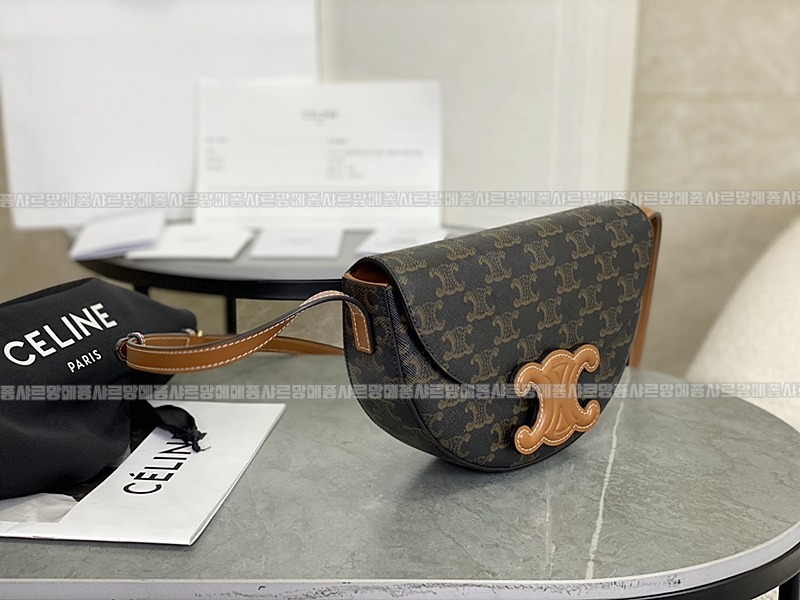 셀린느퀴르트리오페베사체숄더백 20260306-162231-002루.jpg