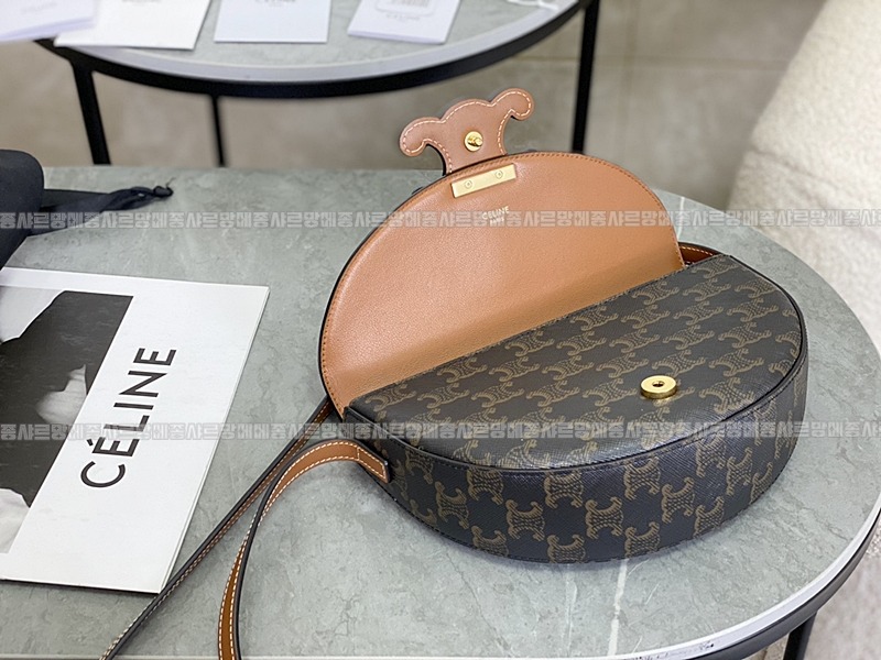 셀린느퀴르트리오페베사체숄더백 20260306-162232-006루.jpg