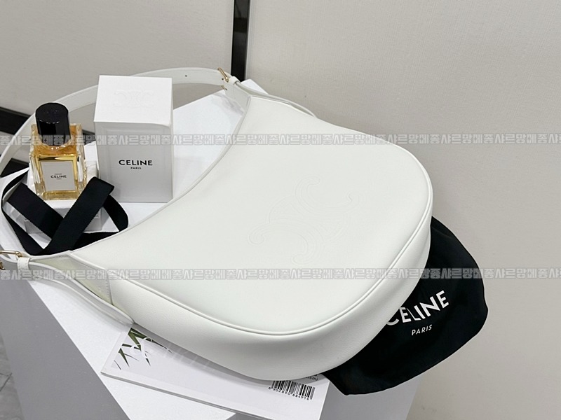 셀린느미디움엘로이즈백 20260307-111621-005루.jpg