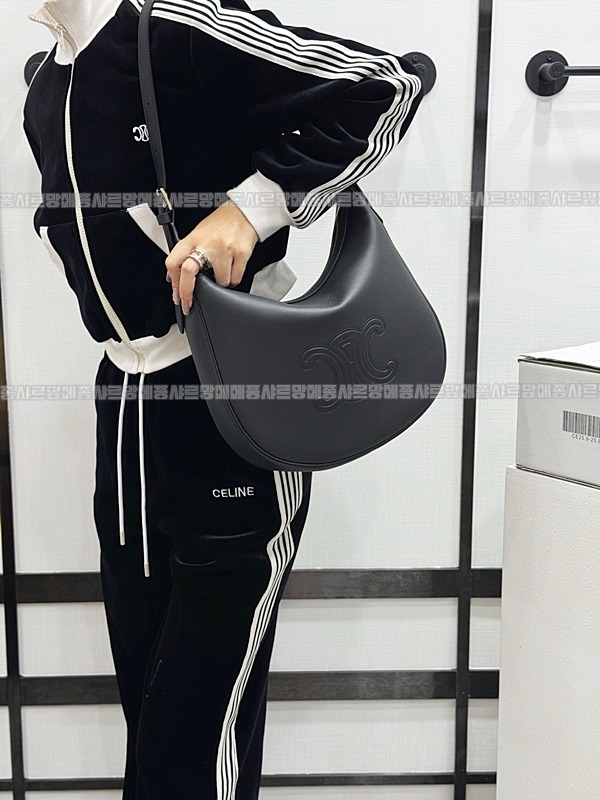 셀린느미디움엘로이즈백 20260307-112123-016루.jpg