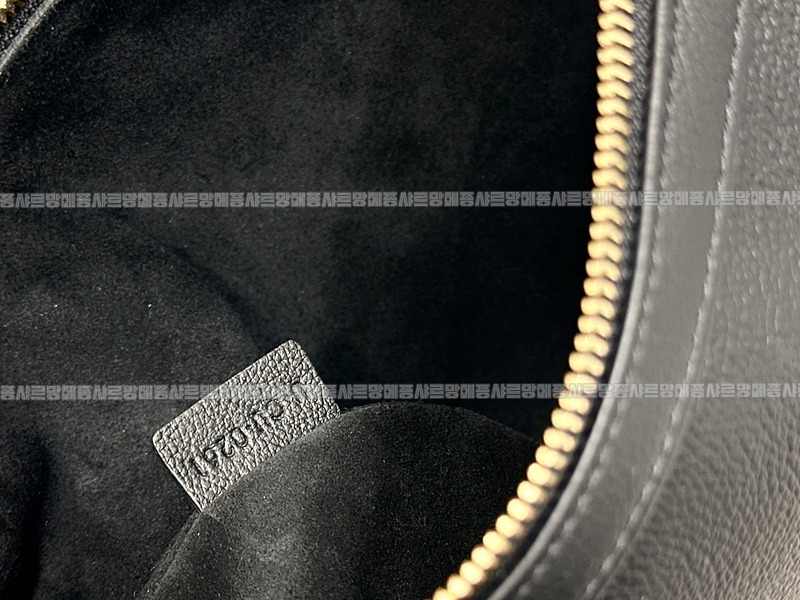 셀린느미디움엘로이즈백 20260307-112121-007루.jpg