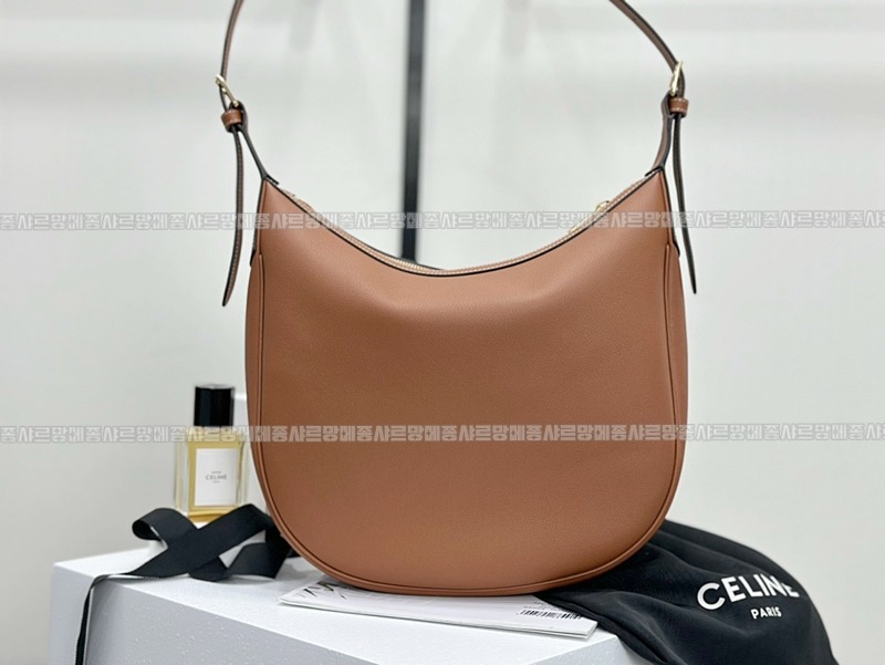 셀린느미디움엘로이즈백 20260307-112427-004루.jpg