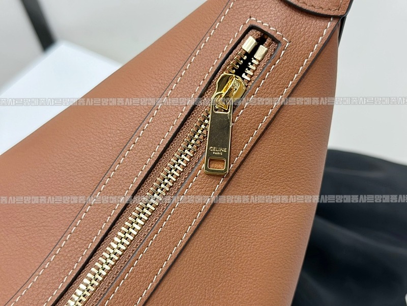 셀린느미디움엘로이즈백 20260307-112427-005루.jpg