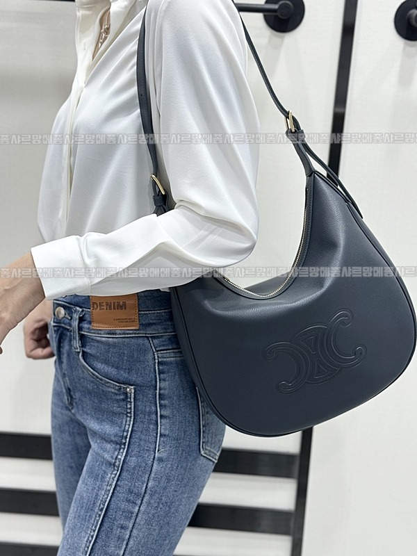 셀린느미디움엘로이즈백 20260307-112703-017루.jpg