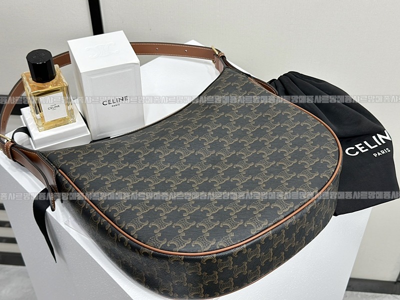 셀린느미디움엘로이즈백 20260307-113109-004루.jpg