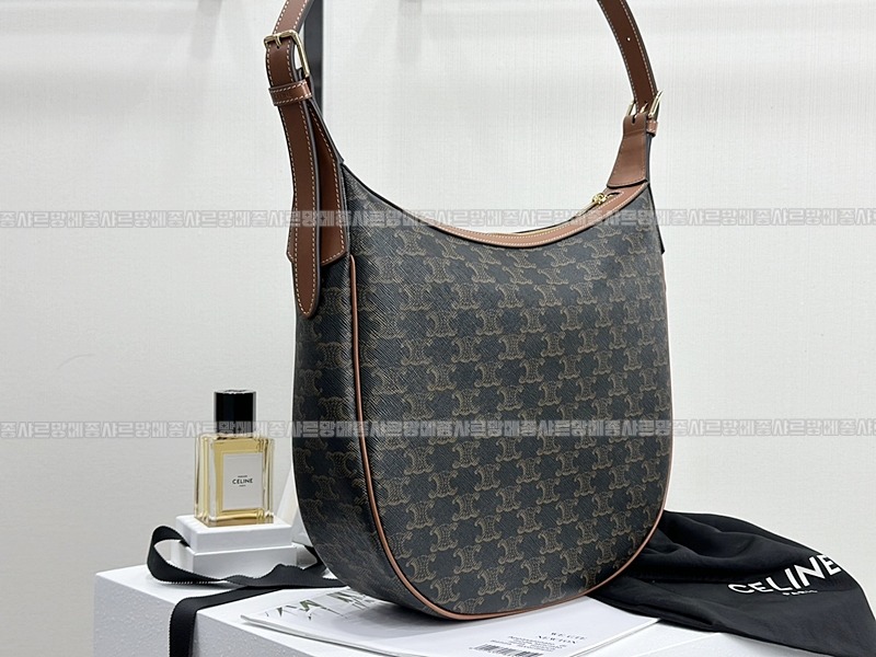 셀린느미디움엘로이즈백 20260307-113110-009루.jpg