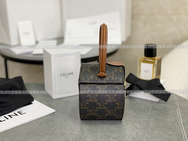 셀린느트리오페캔버스라운드박스백 20260307-130212-003루.jpg