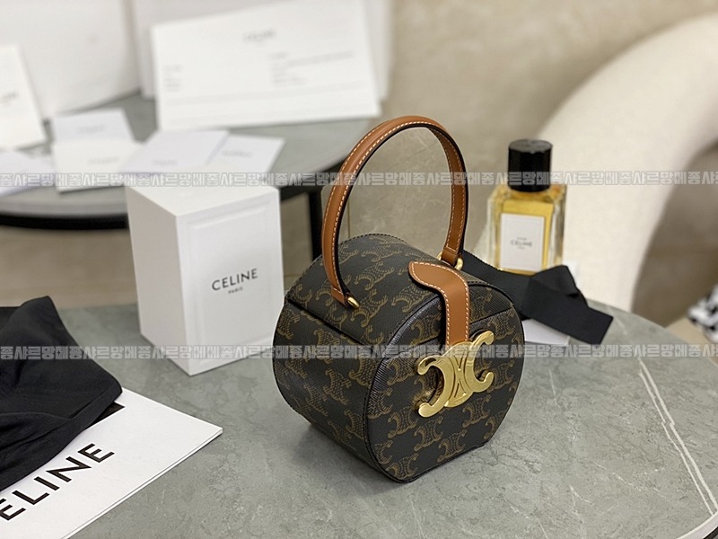 셀린느트리오페캔버스라운드박스백 20260307-130212-002루.jpg