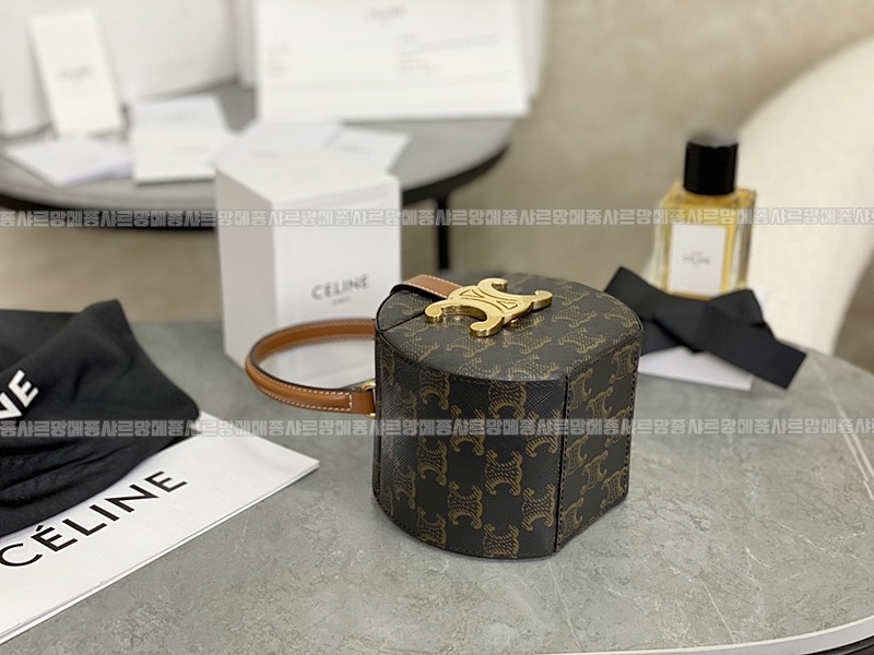 셀린느트리오페캔버스라운드박스백 20260307-130213-008루.jpg