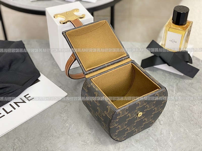 셀린느트리오페캔버스라운드박스백 20260307-130212-006루.jpg