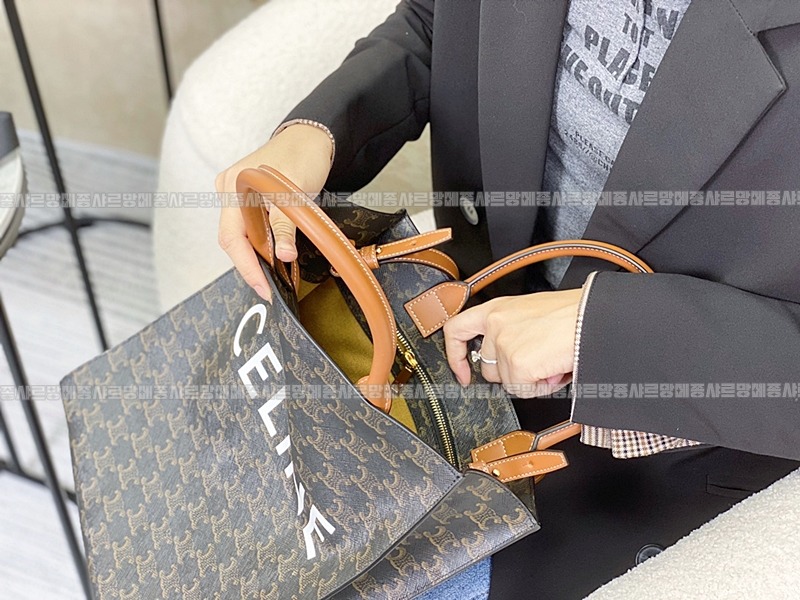 셀린느트리옹프스몰버티컬카바스백 20260308-111916-021루.jpg