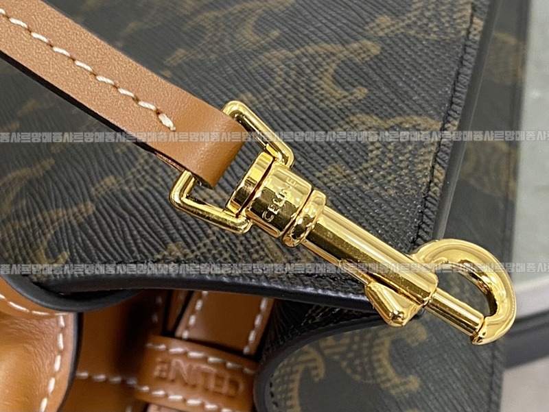 셀린느트리옹프스몰버티컬카바스백 20260308-111914-012루.jpg