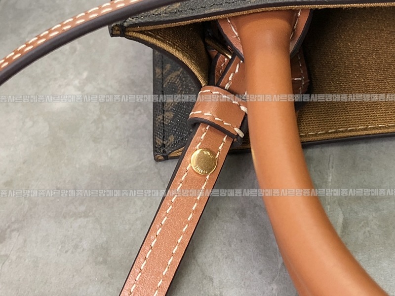 셀린느트리옹프미니버티컬카바스백 20260308-114633-008루.jpg