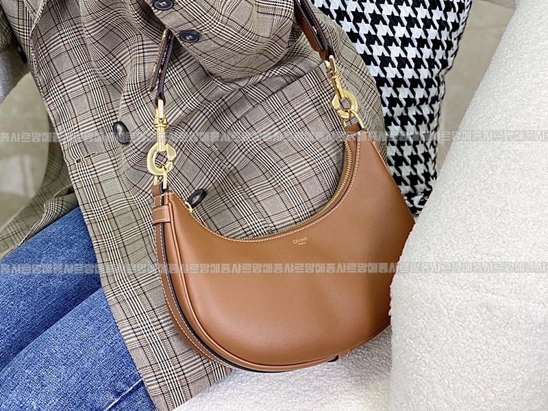 셀린느미디움스트랩아바솔더백 20260308-130150-019루.jpg