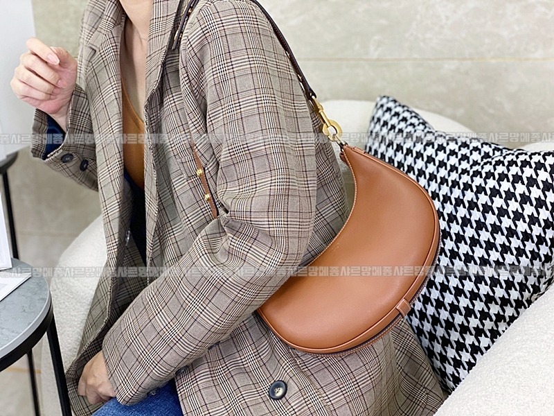 셀린느미디움스트랩아바솔더백 20260308-130151-023루.jpg