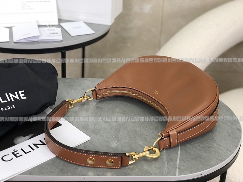 셀린느미디움스트랩아바솔더백 20260308-130149-004루.jpg