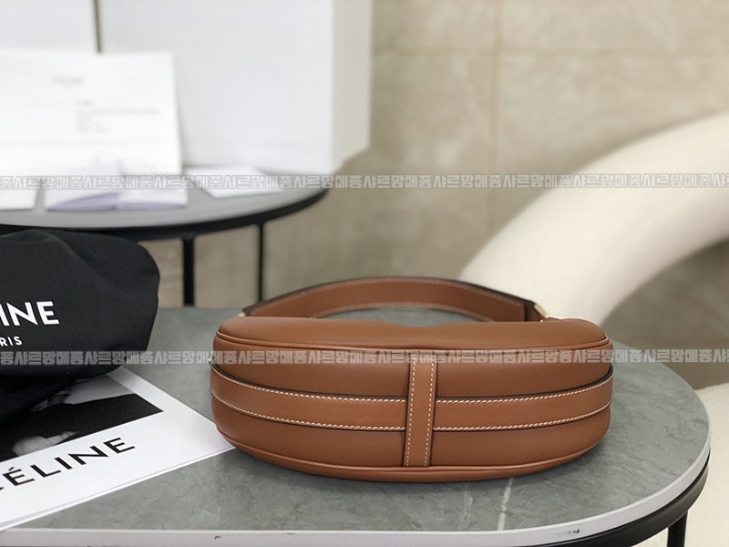 셀린느미디움스트랩아바솔더백 20260308-130149-006루.jpg