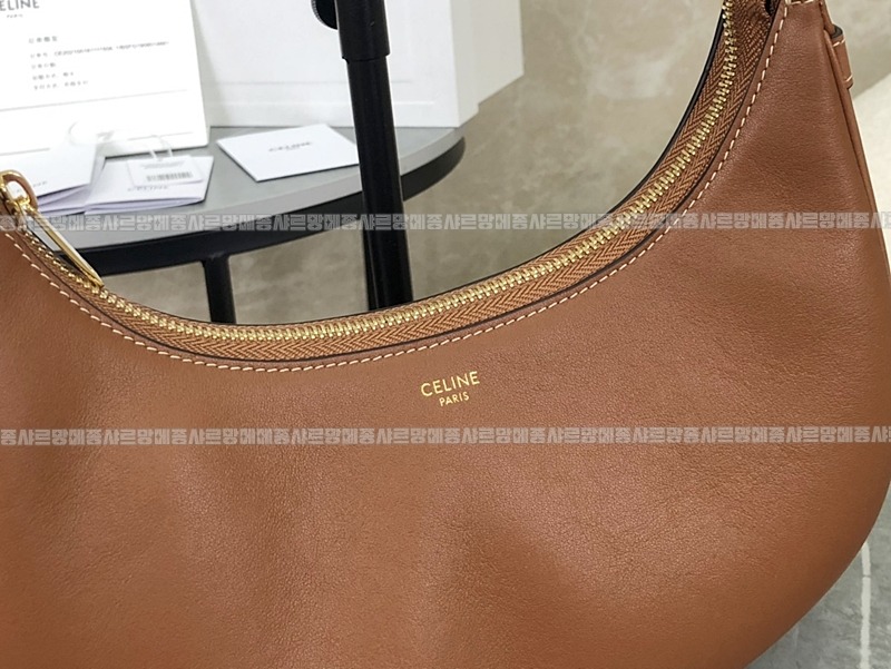 셀린느미디움스트랩아바솔더백 20260308-130149-005루.jpg