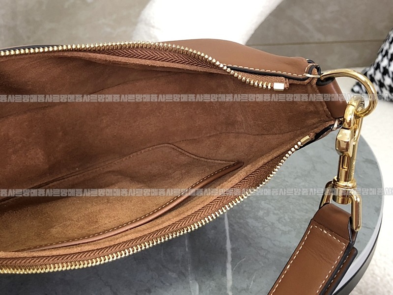 셀린느미디움스트랩아바솔더백 20260308-130149-008루.jpg