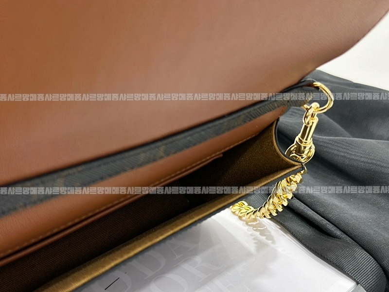 셀린느트리웅프캔버스멀티포세트 20260308-163113-015루.jpg