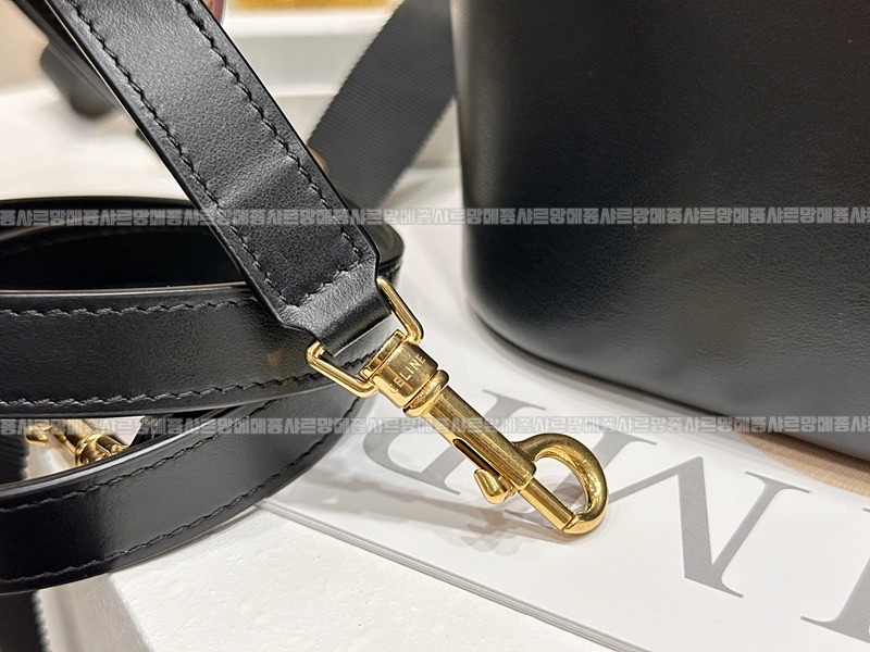 셀린느루이즈버킷숄더백미디움  20260309-154220-011루.jpg