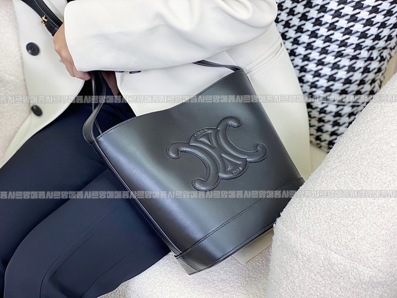 셀린느버킷퀴르트리옹프백스몰  20260310-100512-017루.jpg