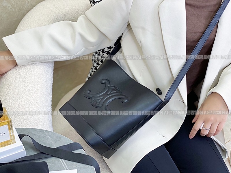 셀린느버킷퀴르트리옹프백스몰  20260310-100512-019루.jpg