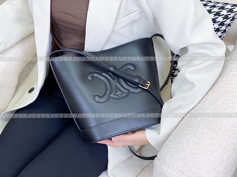 셀린느버킷퀴르트리옹프백스몰  20260310-100512-018루.jpg