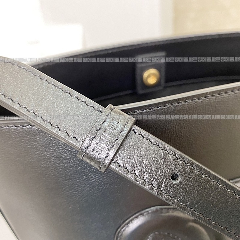 셀린느버킷퀴르트리옹프백스몰  20260310-100510-008루.jpg