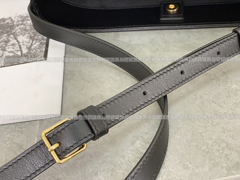 셀린느버킷퀴르트리옹프백스몰  20260310-100511-013루.jpg