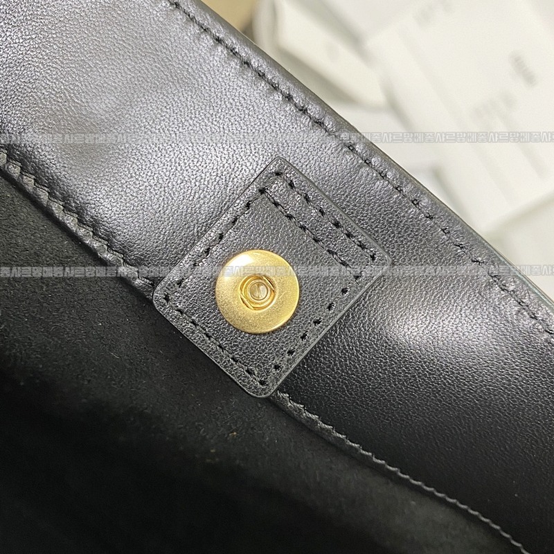 셀린느버킷퀴르트리옹프백스몰  20260310-100511-014루.jpg